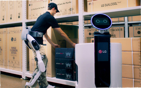 CLOi SuitBot – первый ориентированный на человека робот компании LG