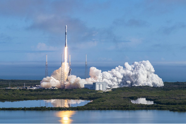 SpaceX запустила в космос тяжелую ракету-носитель Falcon 9