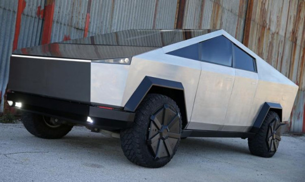 Энтузиастам удалось создать реплику Tesla Cybertruck на шасси Ford F-150 Raptor