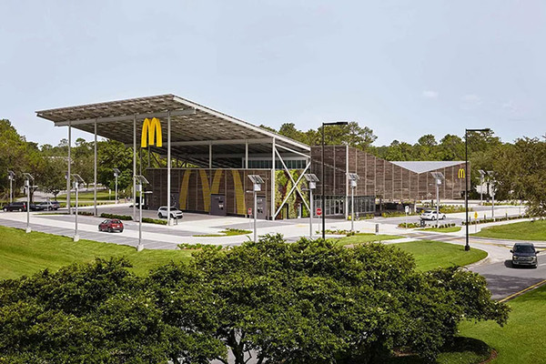 McDonald’s построила первый автономный ресторан на солнечных батареях